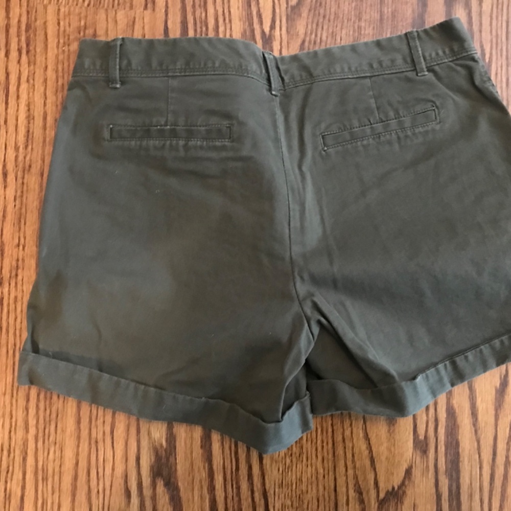 Short shorts - Picture 2 of 4